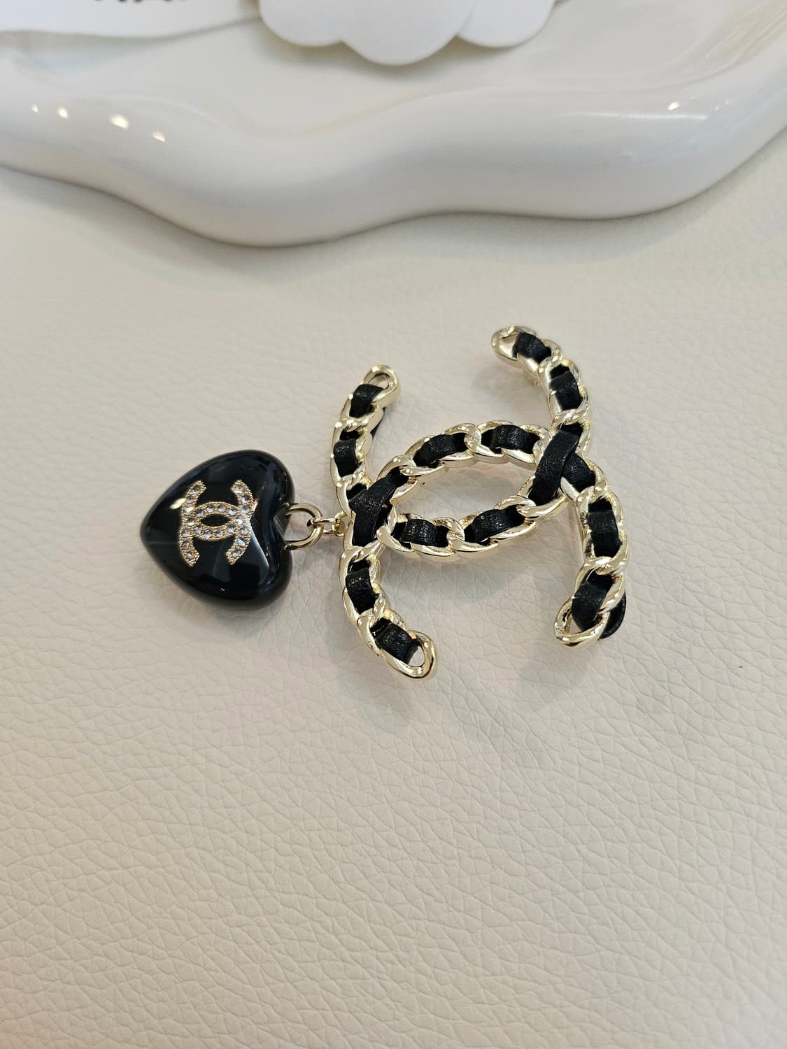 샤넬 가죽체인 블랙하트 CC로고 브로치 업사이클링 상품이미지4