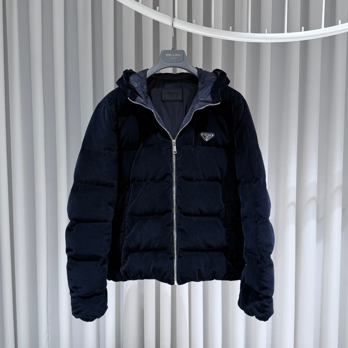 48 / 프라다 코듀로이 네이비 후드 숏패딩 상품이미지1