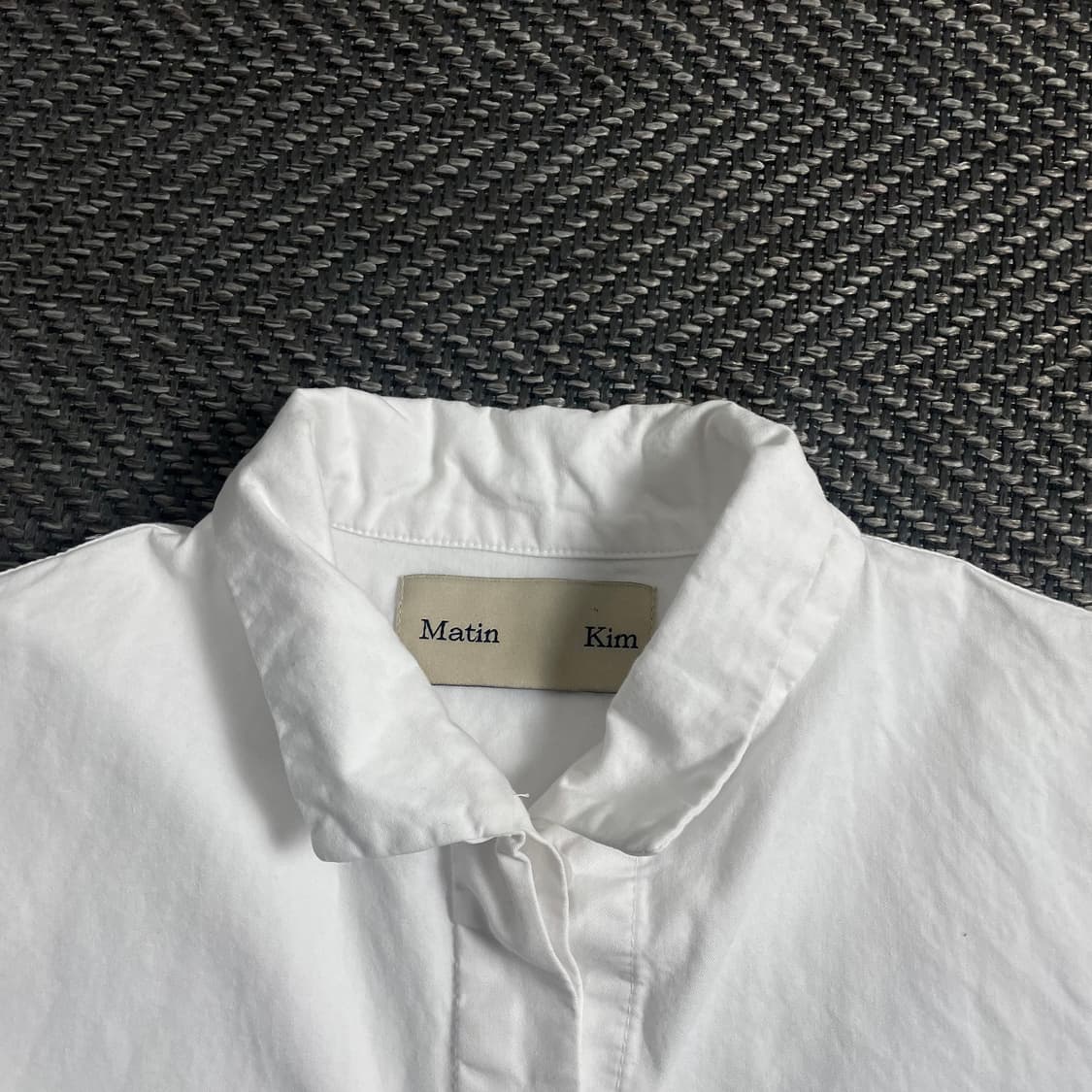 마뗑킴 히든 버튼 크롭 화이트 셔츠 o 3956 상품이미지6