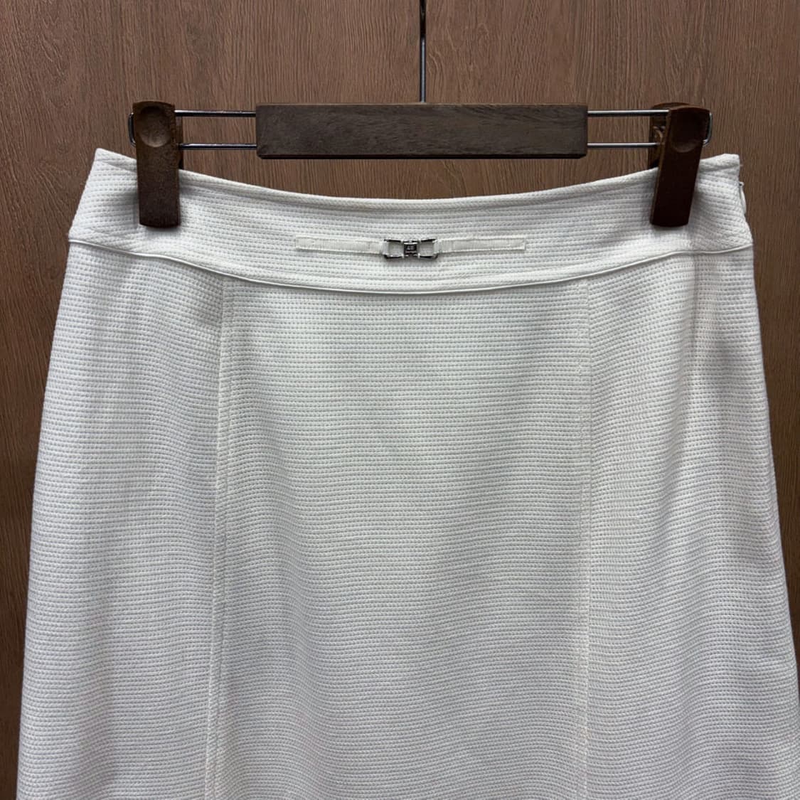 꾸레쥬 미디 스커트 로고 각인 메탈 장식 새틴 테이프 플레어핏 화이트  상품이미지4