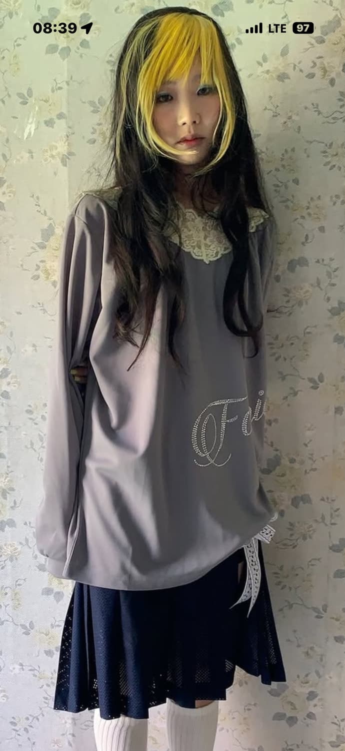 샵페어리 레이스 V넥 셔링탑 다크 그레이 상품이미지1