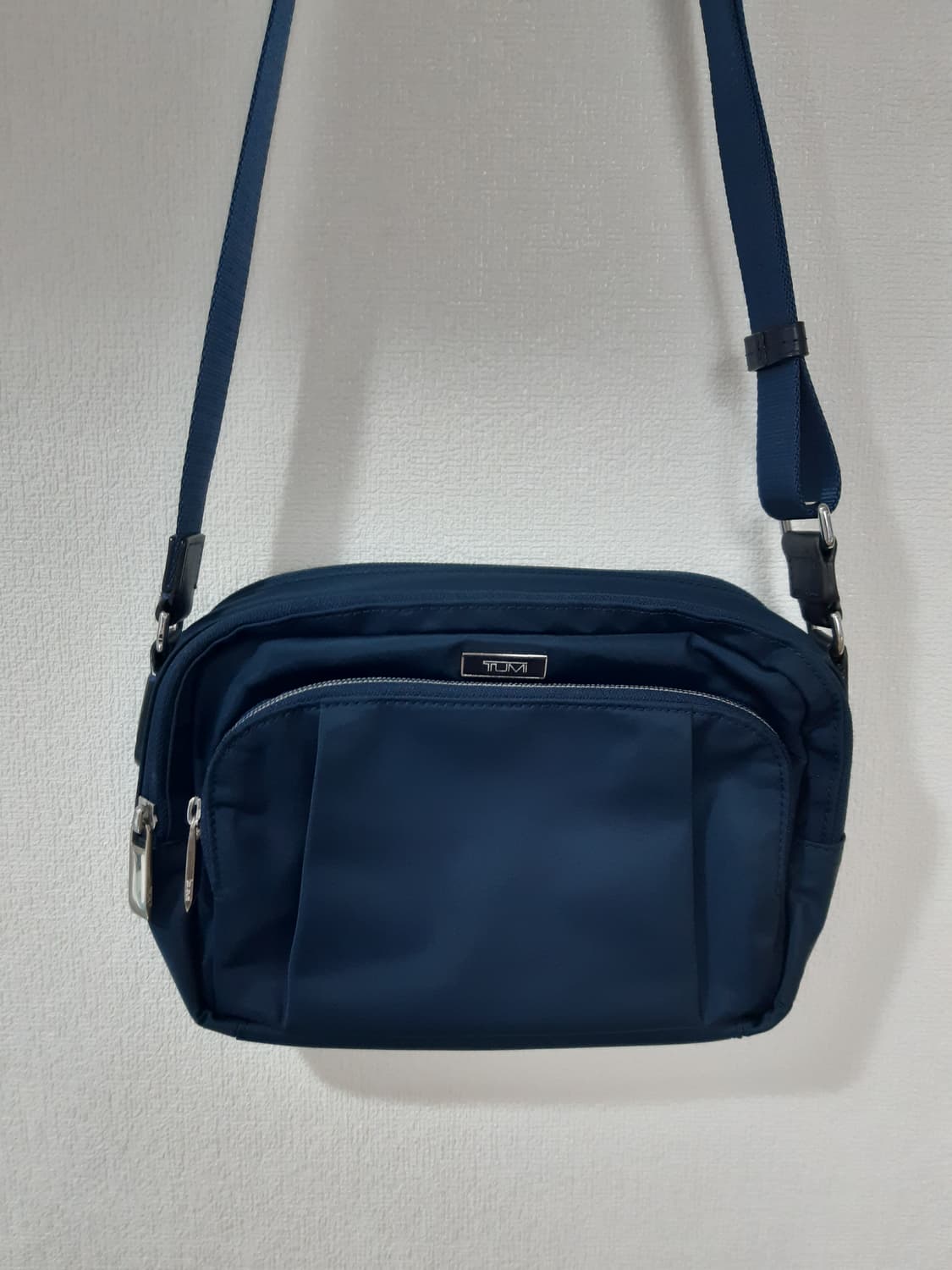 투미 크로스백 상품이미지1