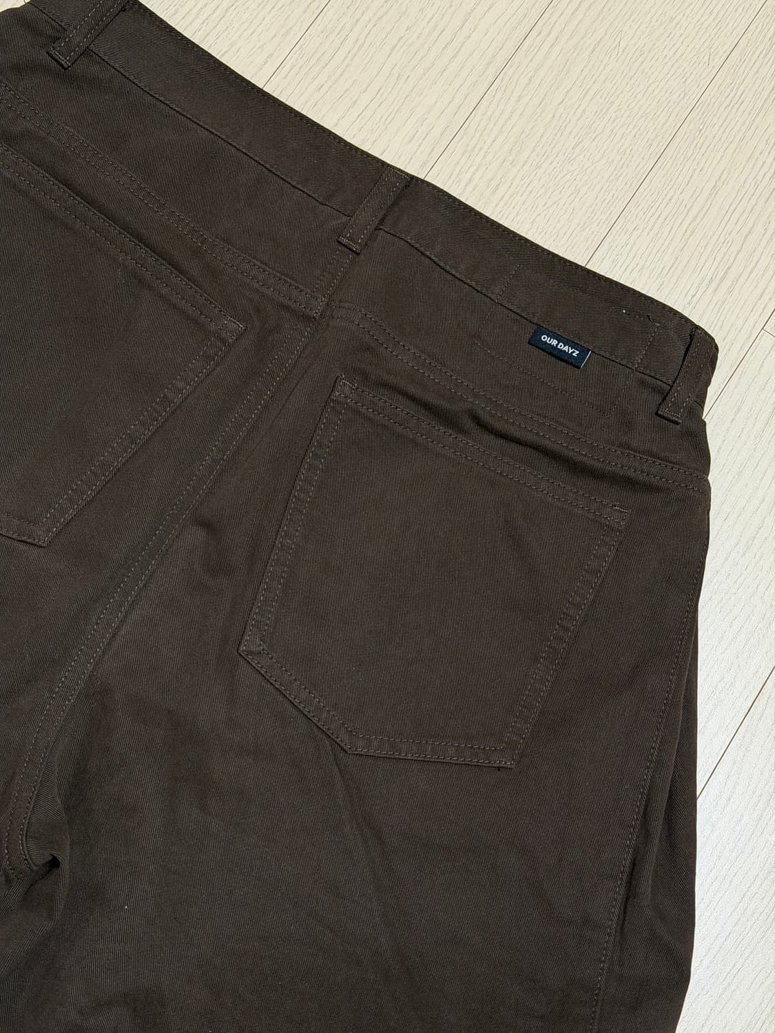 아워데이즈 사이드 턱 워시드 코튼 치노 팬츠 브라운 상품이미지4