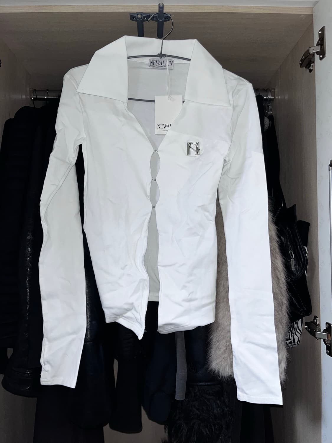 <새상품>뉴얼린 엠블럼 로고 셔츠탑 화이트 상품이미지1