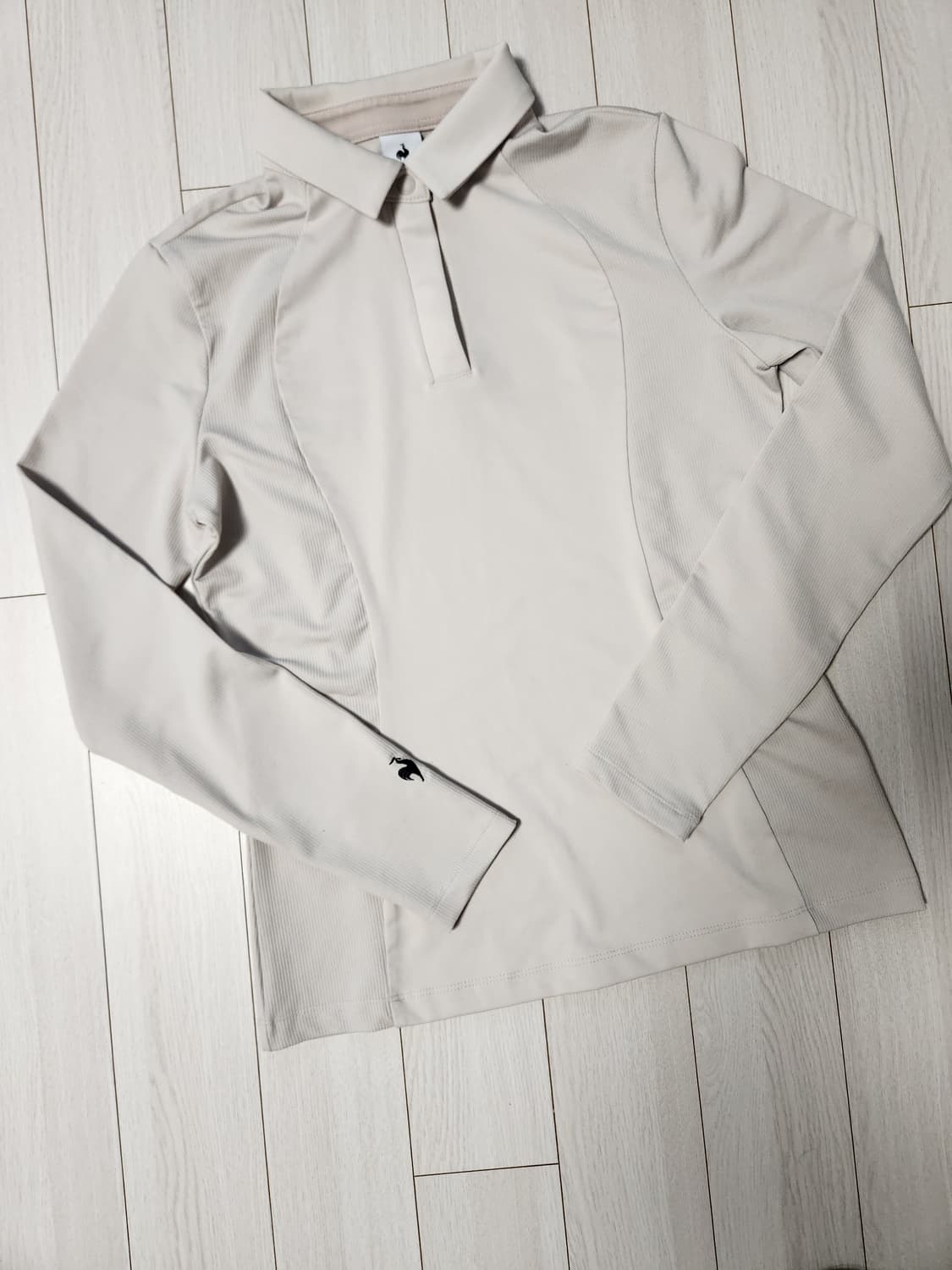 르꼬끄 여성 긴팔 카라 티셔츠 사이즈s

오염 하자없이 깨끗해요^^ 상품이미지1