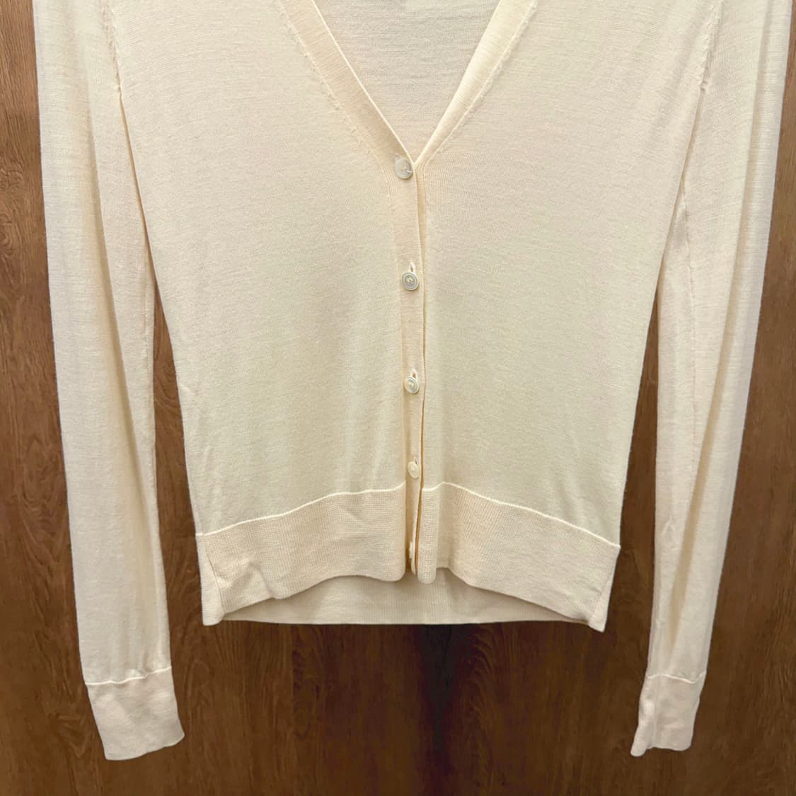 띠어리 울 브이넥 긴팔 니트 가디건 무지 디테일 슬림핏 아이보리 상품이미지5