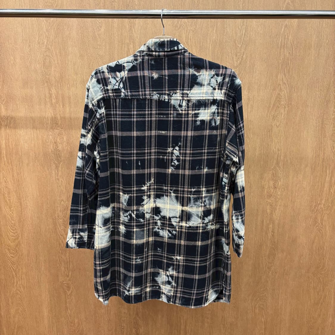 올세인츠 롱 셔츠 자켓 체크 패턴 블리치 워싱 플랩 포켓 디테일 블랙 상품이미지3