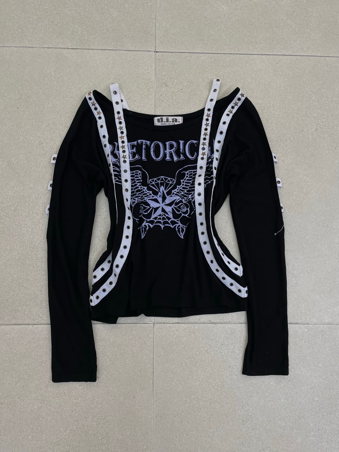 D.I.A 오프숄더 레터링 롱슬리브 상품이미지1