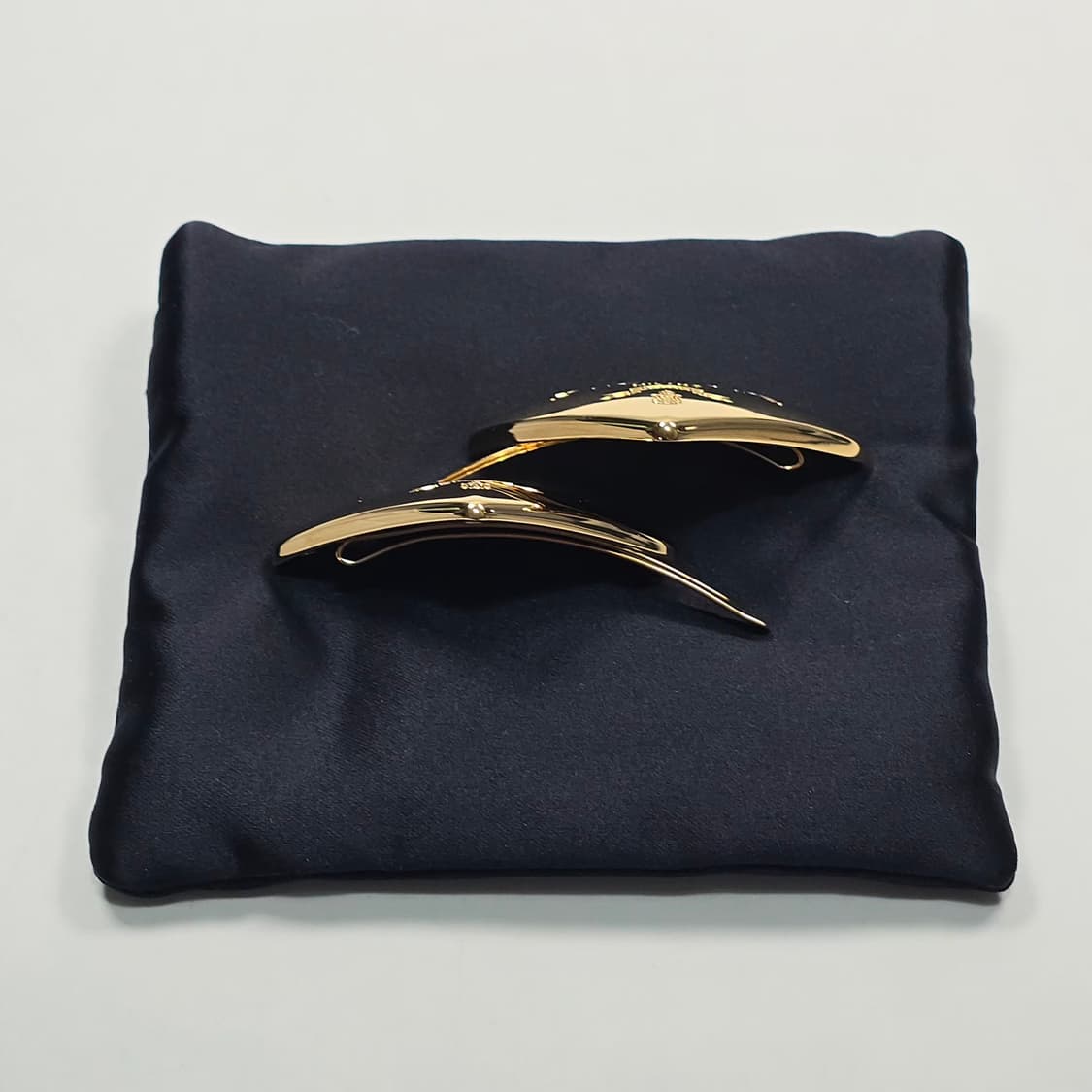 프라다 트라이앵글 로고 헤어클립 상품이미지4