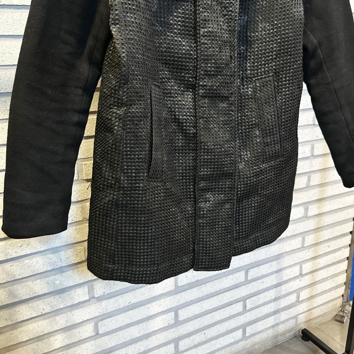 Desigual 데시구알 퍼 하프코트 엠보싱 텍스처 아트워크 디테일 블랙 상품이미지4