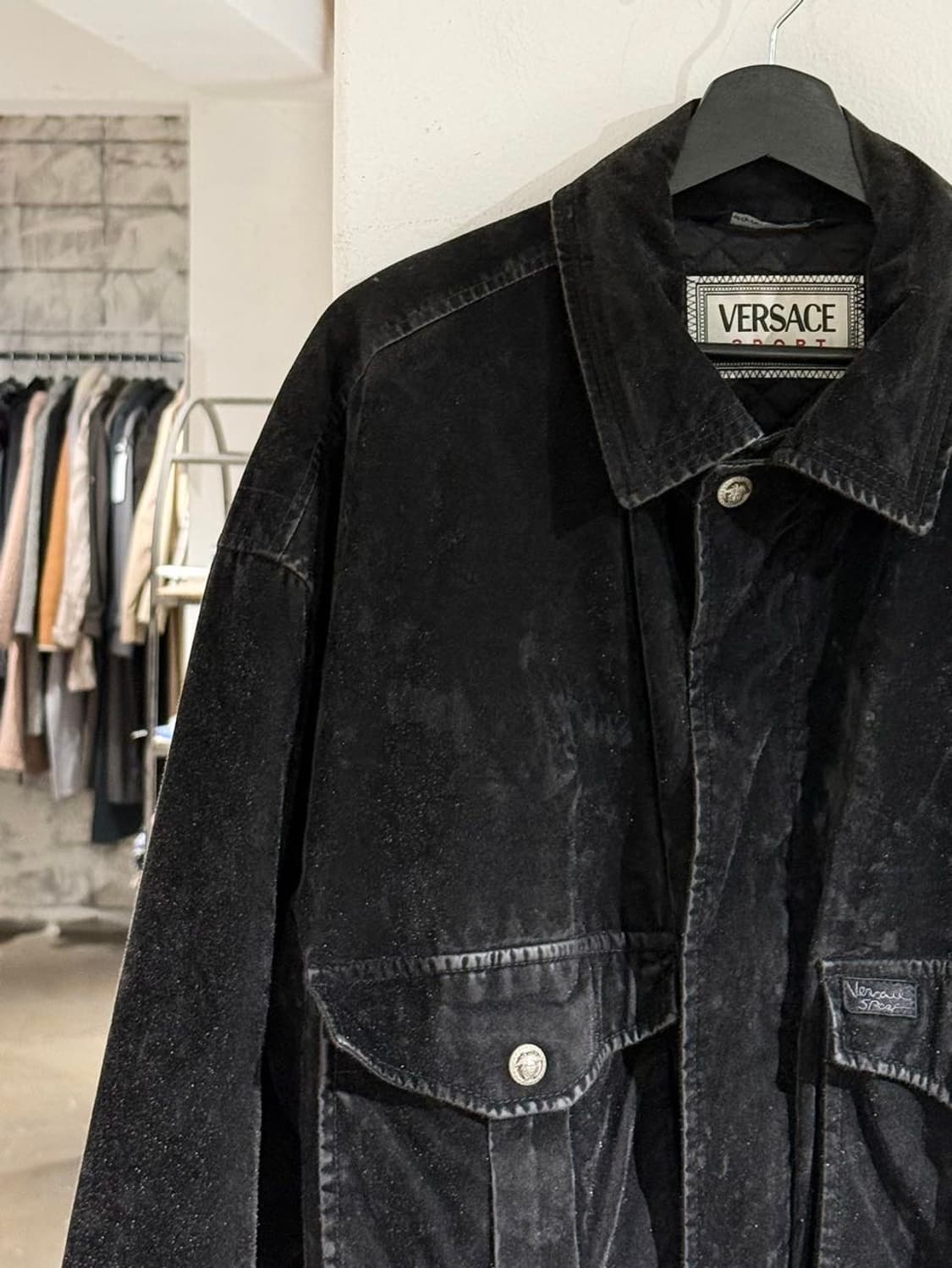 베르사체 스포츠 블랙 벨벳 텍스처 퀼팅 자켓 상품이미지2
