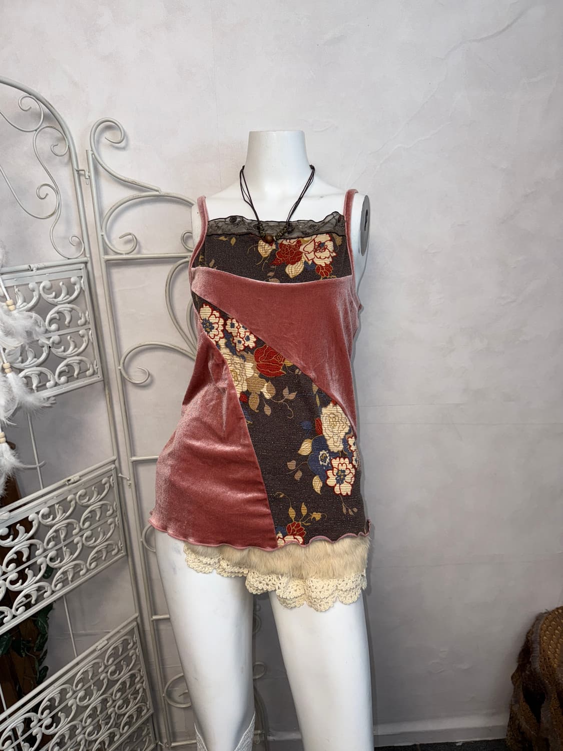 Indi pink oriental flower velvet 슬리브리스 상품이미지1