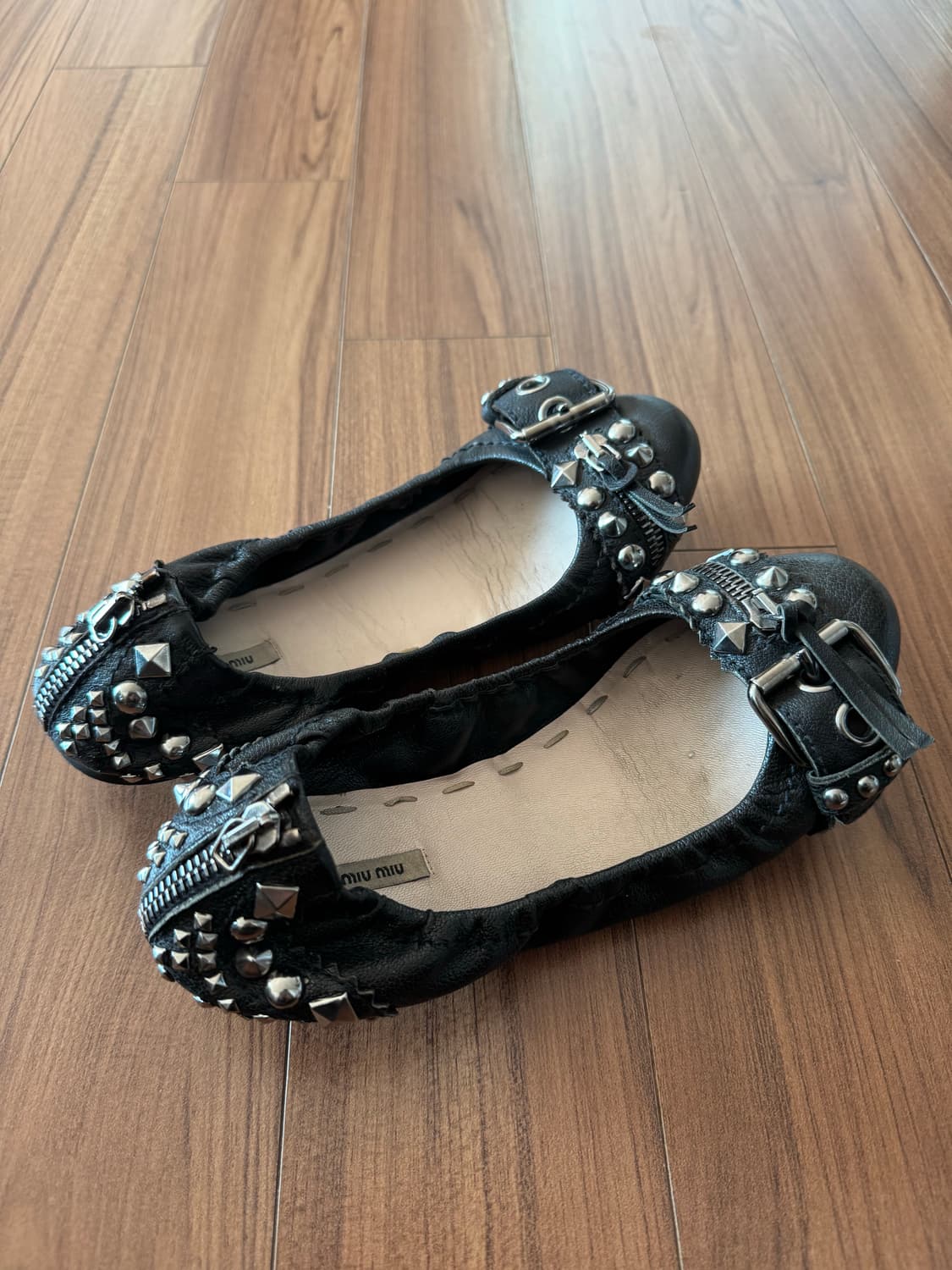 Miumiu 스터드 플랫슈즈 상품이미지1