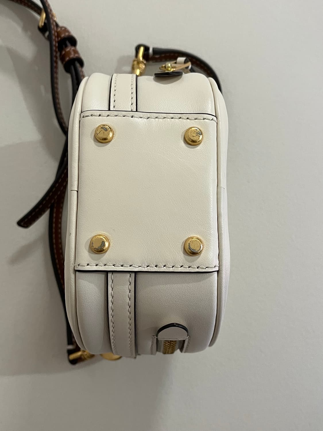 토리버치 아이보리 크로스백(실착용 2회) 상품이미지3