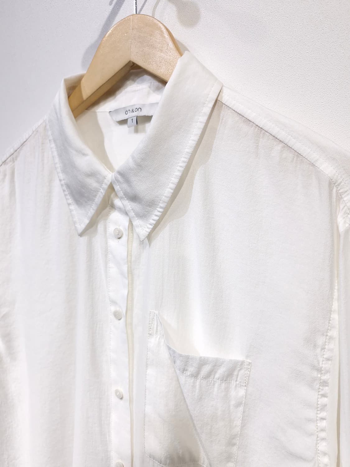 ON&ON 온앤온 25S/S 블라우스 아이보리 상품이미지4