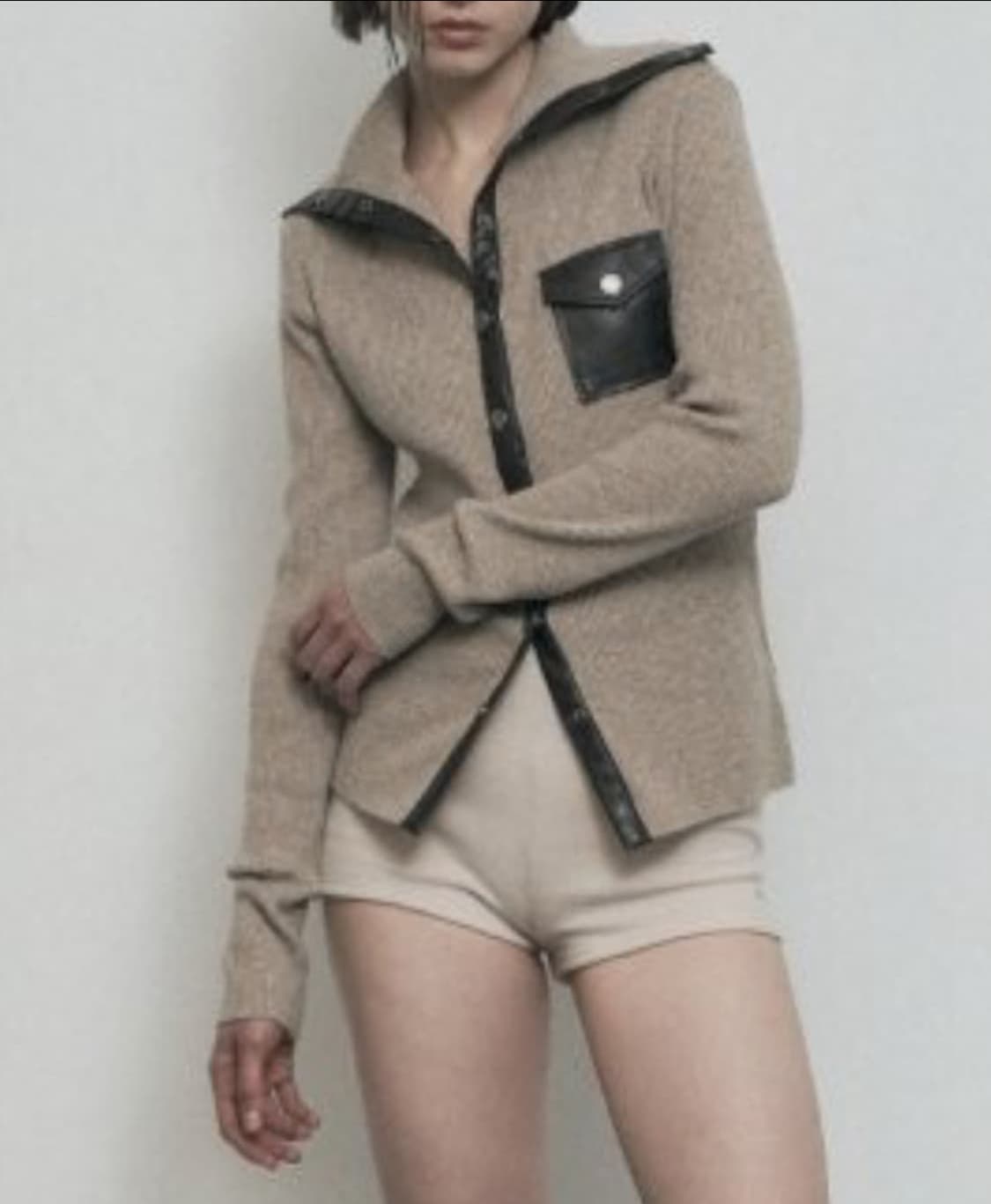 보헤미안서울 터틀넥 레더 포인트 니트 베이지 상품이미지1