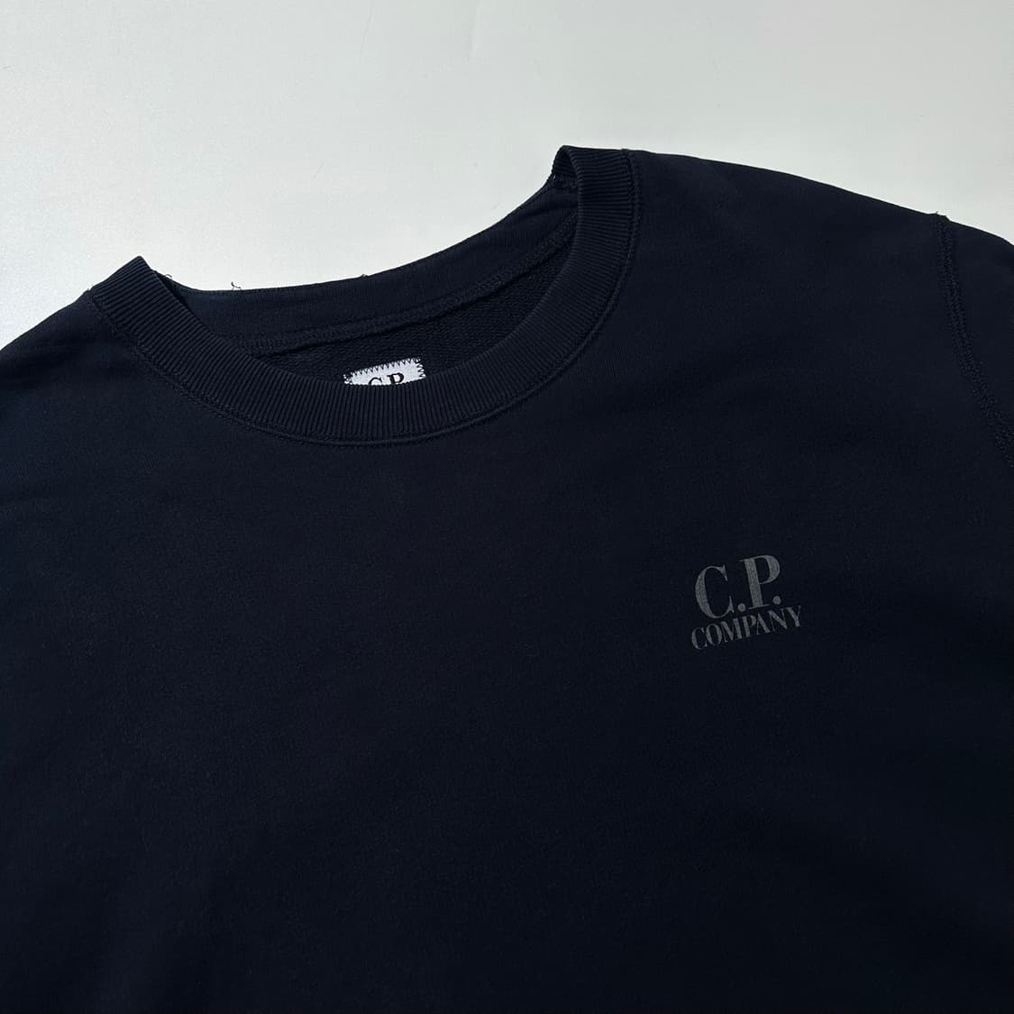 (매장판) CP컴퍼니 렌즈 후드 프린트 맨투맨 상품이미지3