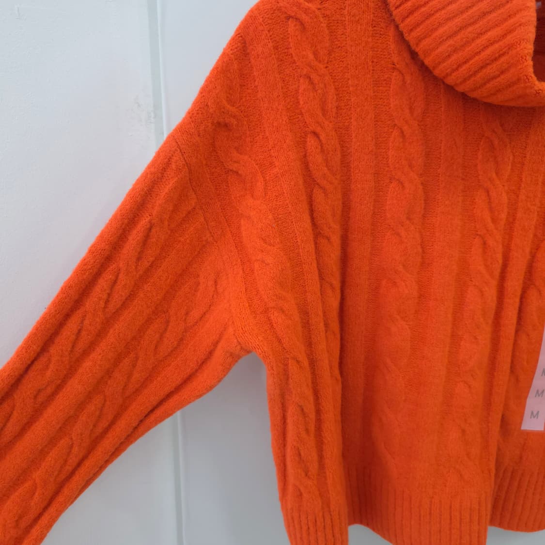 GU 오렌지 크롭 터틀넥 케이블 니트 상품이미지5