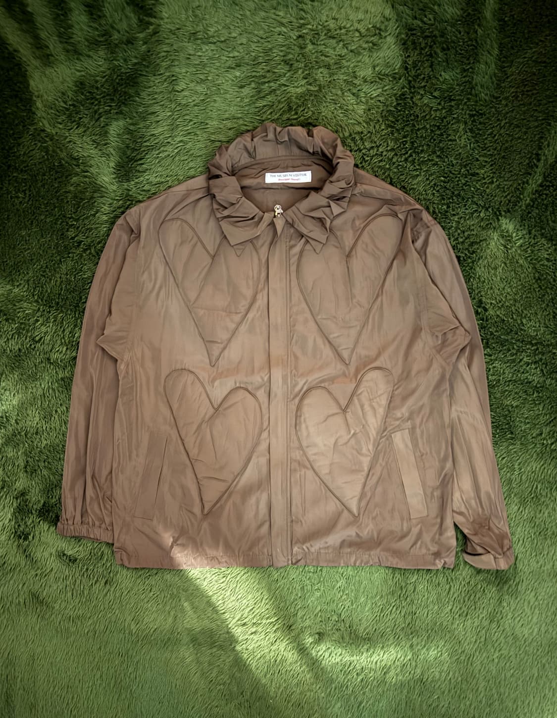 [L] 더뮤지엄비지터 하트 엠보스드 폴리 자켓 브라운 상품이미지1