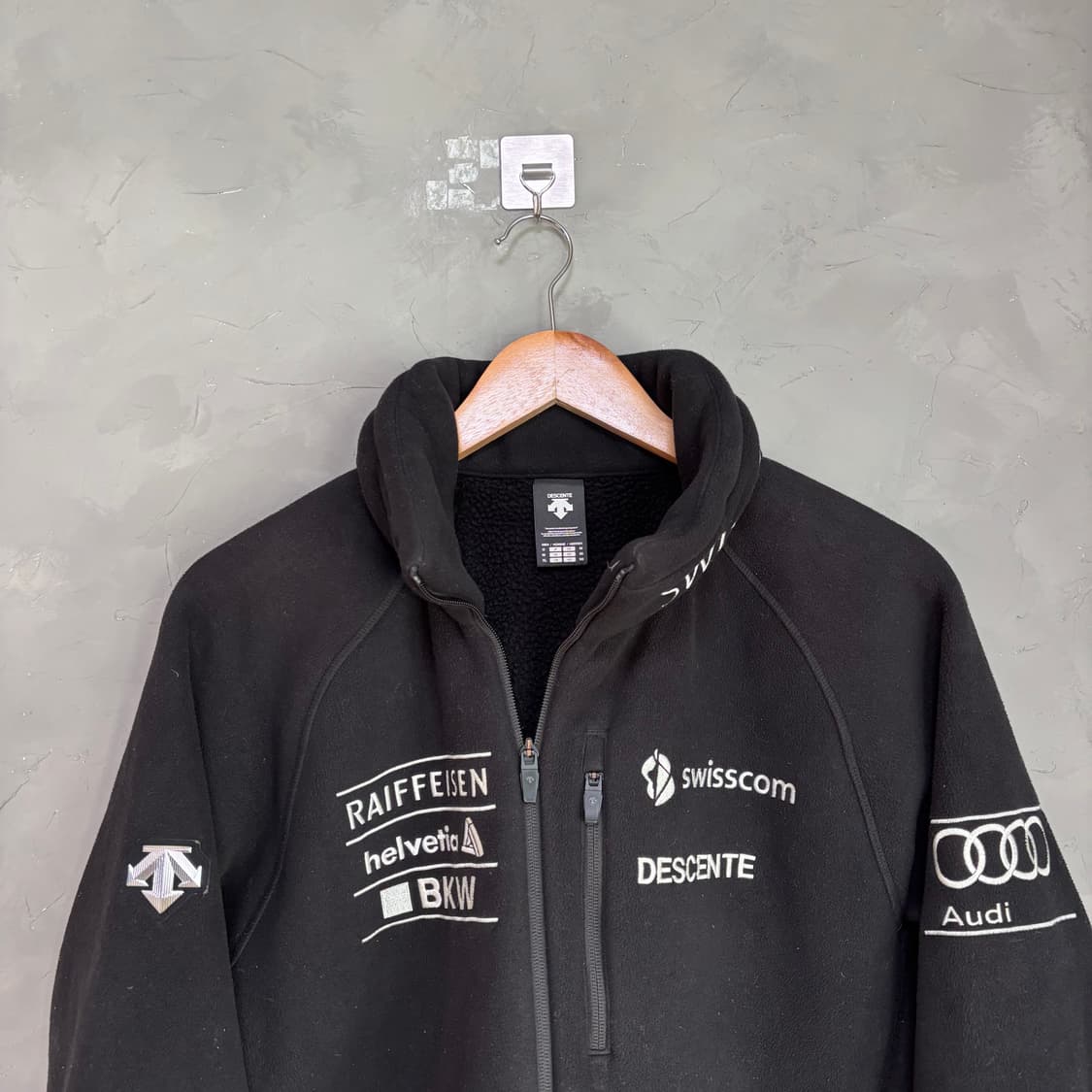 데상트 아우디 스위스 스키팀 플리스  상품이미지2