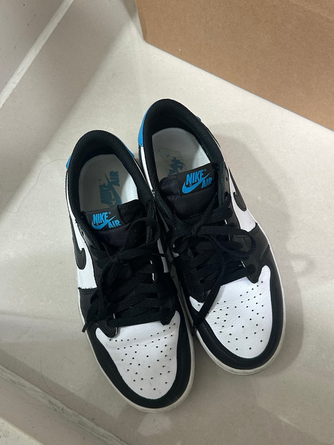 조던 1 레트로 로우 OG 블랙 앤 다크 파우더 블루 245 상품이미지1