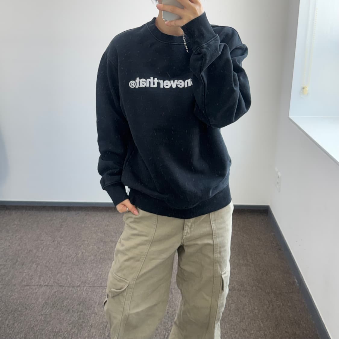 Thisisneverthat 디스이즈네버댓 스펠아웃 블랙 맨투맨 상품이미지1