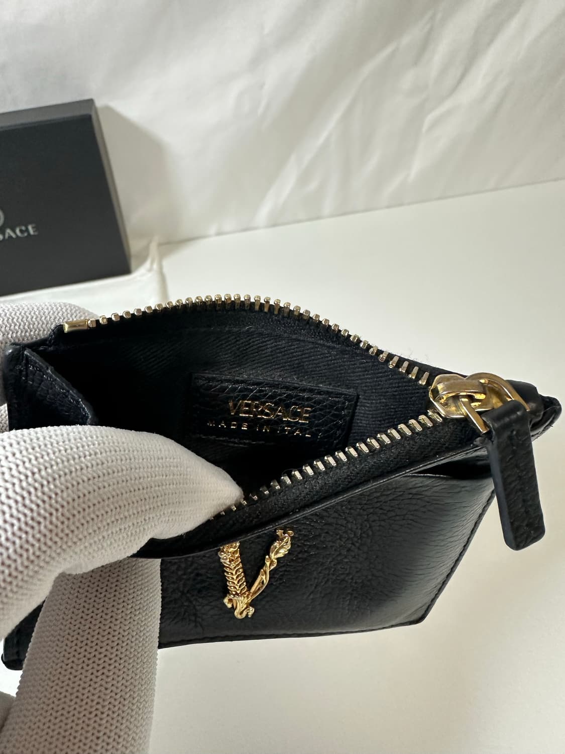 베르사체 V로고 지퍼 카드지갑 블랙 (OS) 상품이미지7