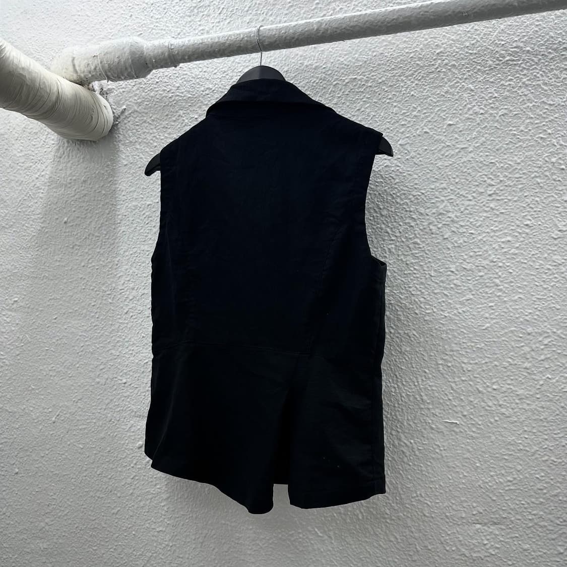 asymmetry carve detail vest  상품이미지3