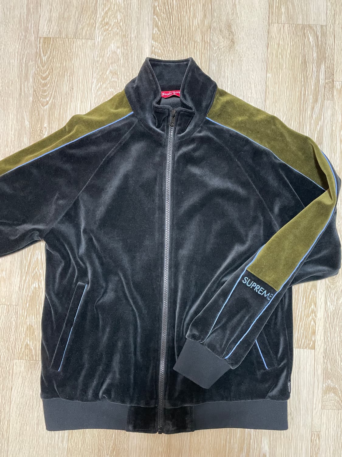 슈프림 벨루어 트랙 자켓 상품이미지1