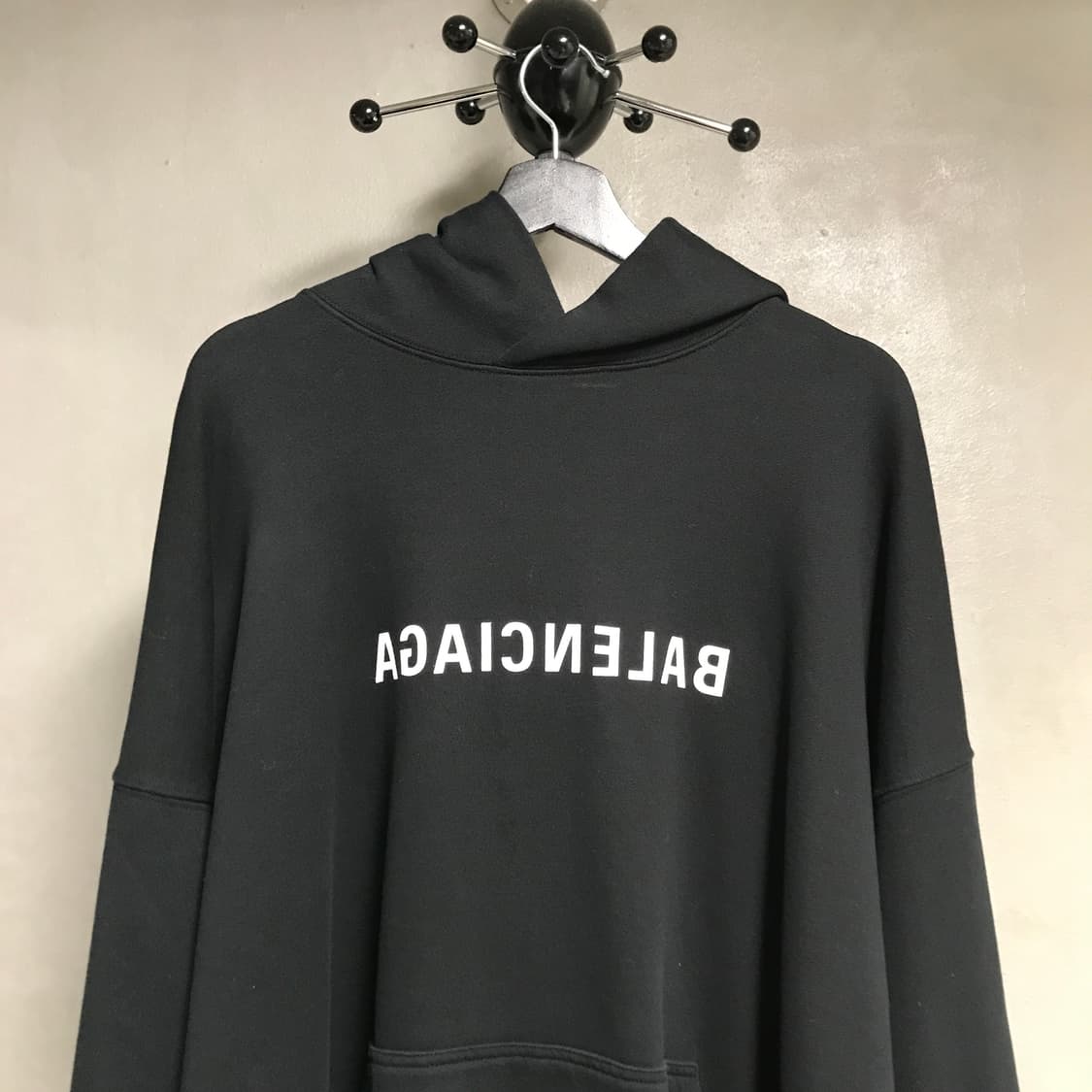 발렌시아가 로고 후드티 블랙 3 상품이미지2