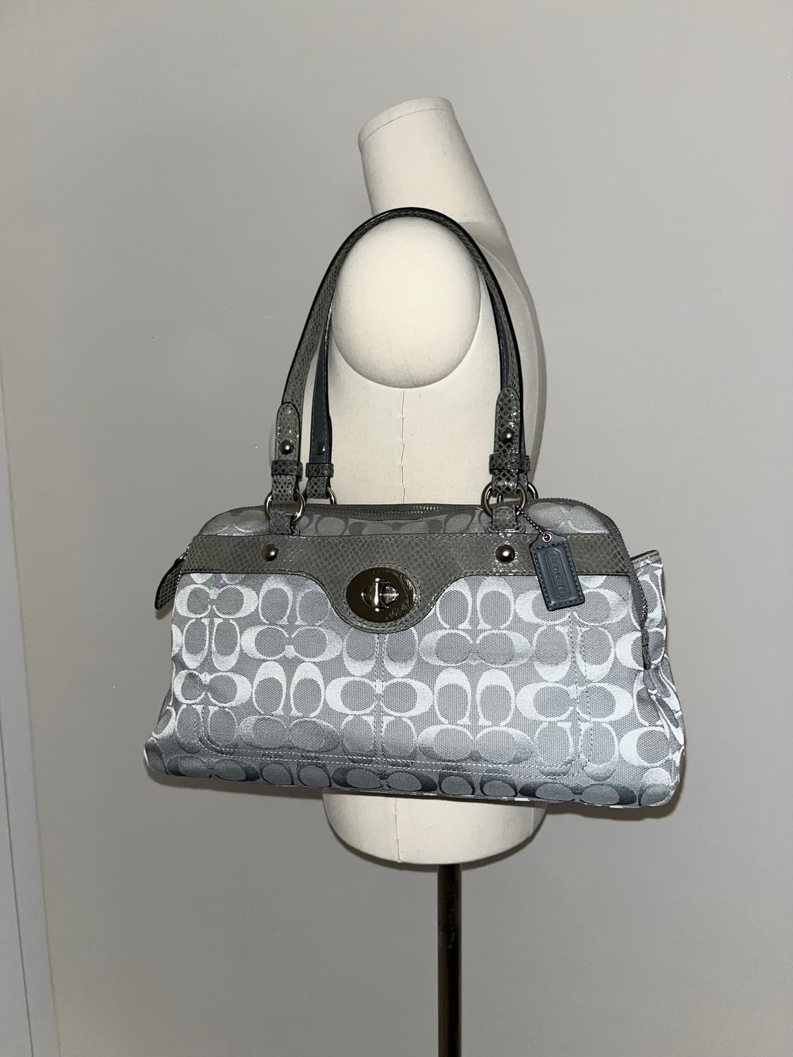 🎉SALE🎉 COACH Gray shoulder bag 상품이미지2