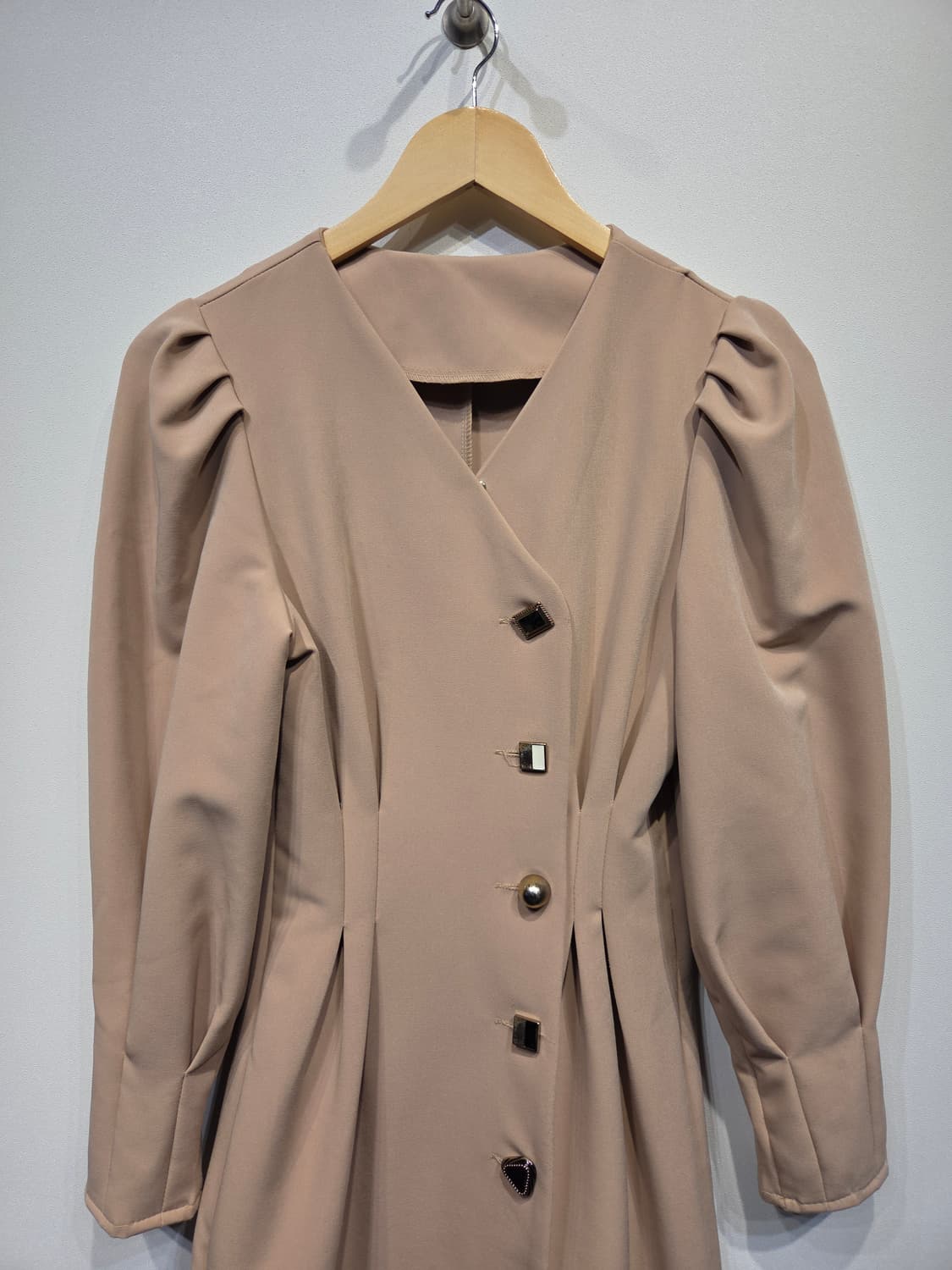 DINT 딘트 베이지 퍼프 소매 브이넥 버튼 원피스 상품이미지3