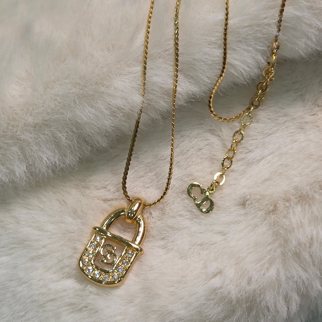 크리스찬 디올 금장 CD 로고 자물쇠 펜던트 목걸이 상품이미지1