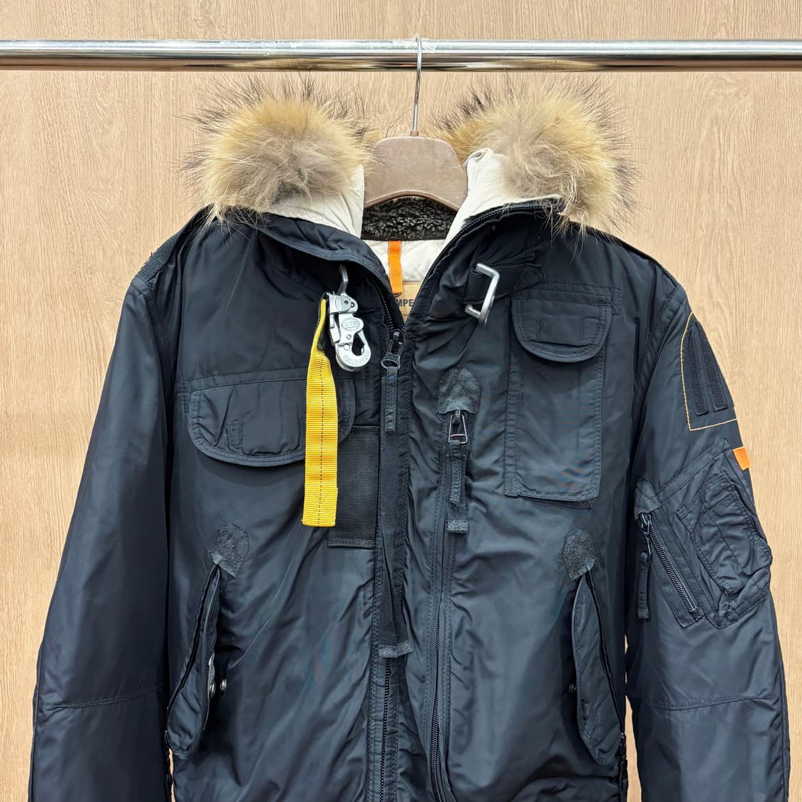 파라점퍼스 코디악 항공 다운 점퍼 퍼 트리밍 후드 멀티 포켓 디테일 블랙 상품이미지4