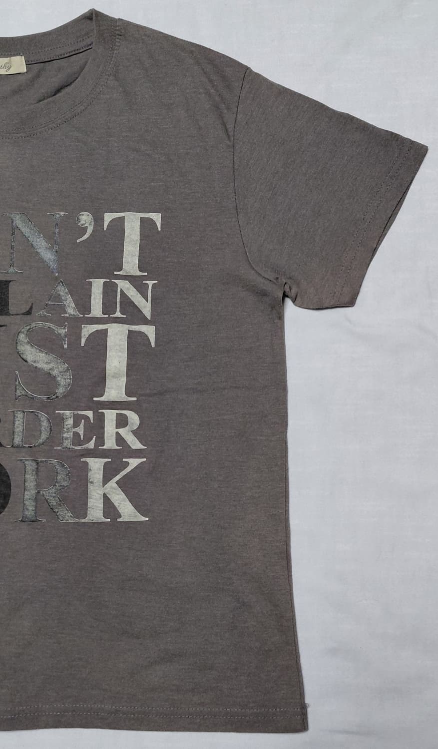 [90] Timothy 워크웨어 무드 레터링 반팔 티셔츠 (차콜) 상품이미지3