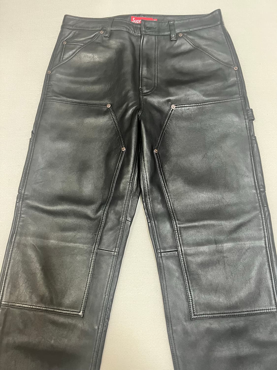 슈프림 더블 니 레더 카펜터 팬츠 블랙 23fw 상품이미지4