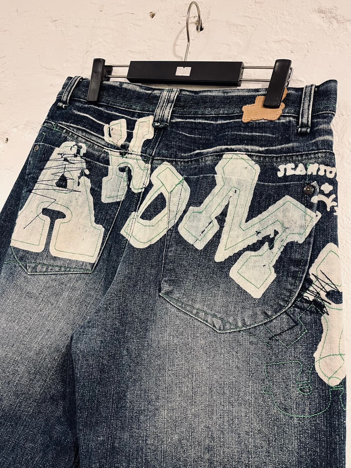 백 프린팅 디테일 데님 버뮤다 팬츠 상품이미지2