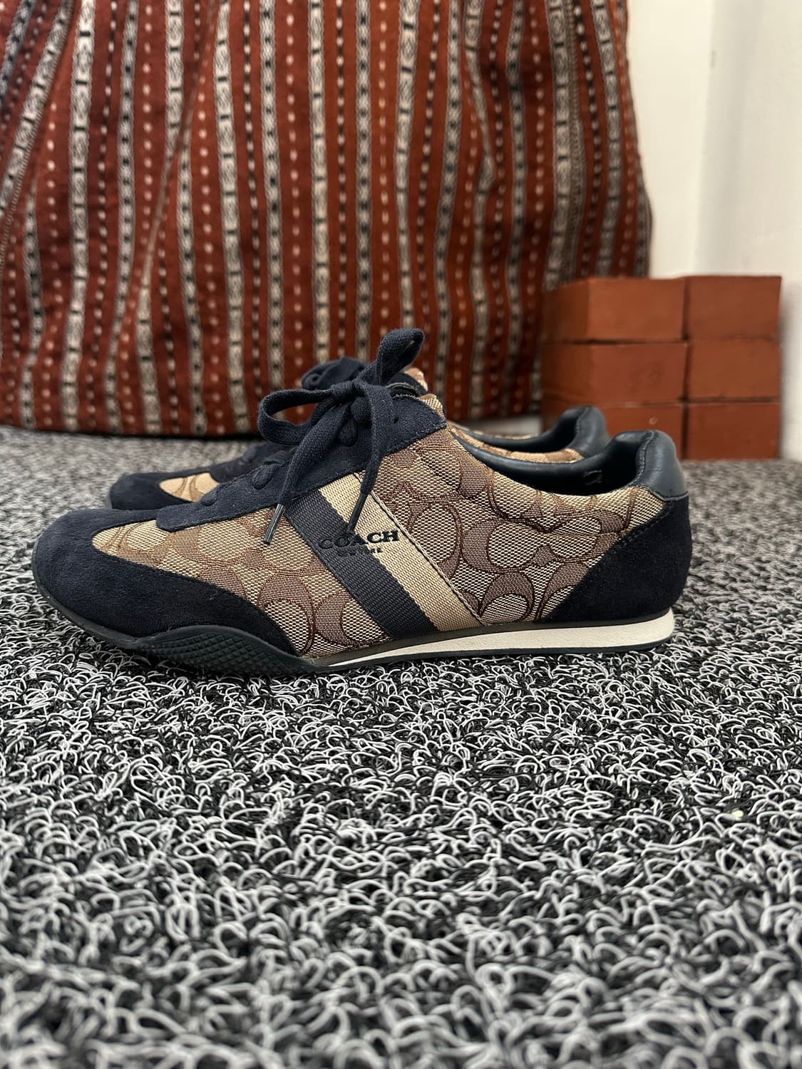 코치 로고 패턴 스니커즈 235mm 상품이미지1