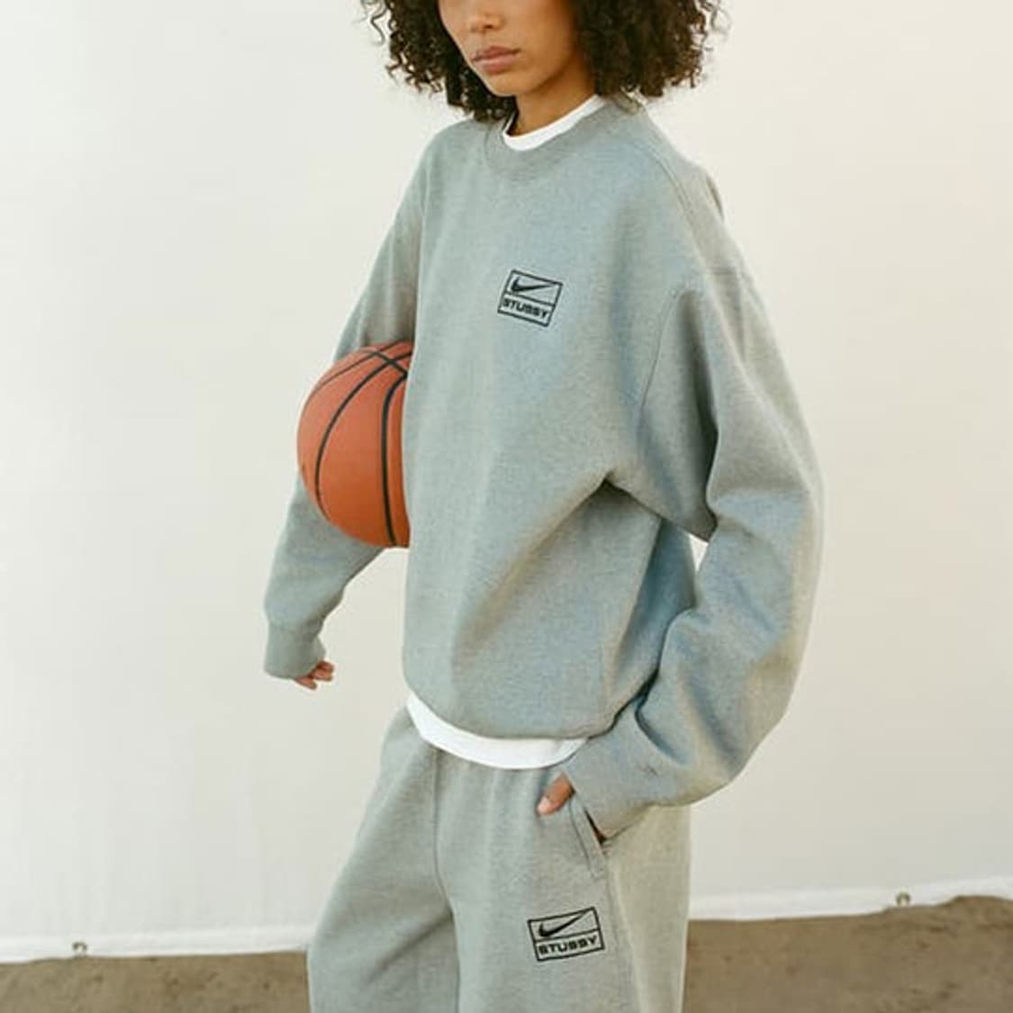 [L]나이키 x 스투시 NRG 워시드 크루넥 맨투맨 그레이 상품이미지3