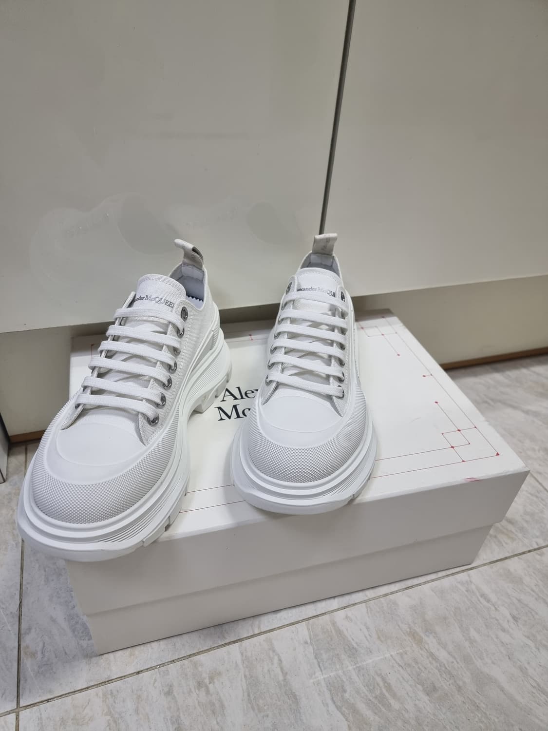 알렉산더맥퀸 오버솔 스니커즈 블랙 화이트 39사이즈 상품이미지2