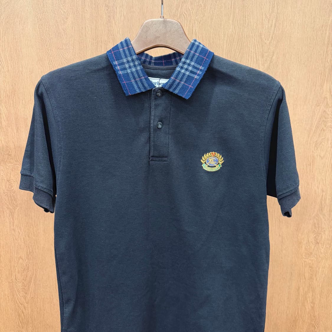버버리 PK 반팔 티셔츠 네이비 체크 카라 배색 크레스트 자수 로고 블랙 상품이미지3