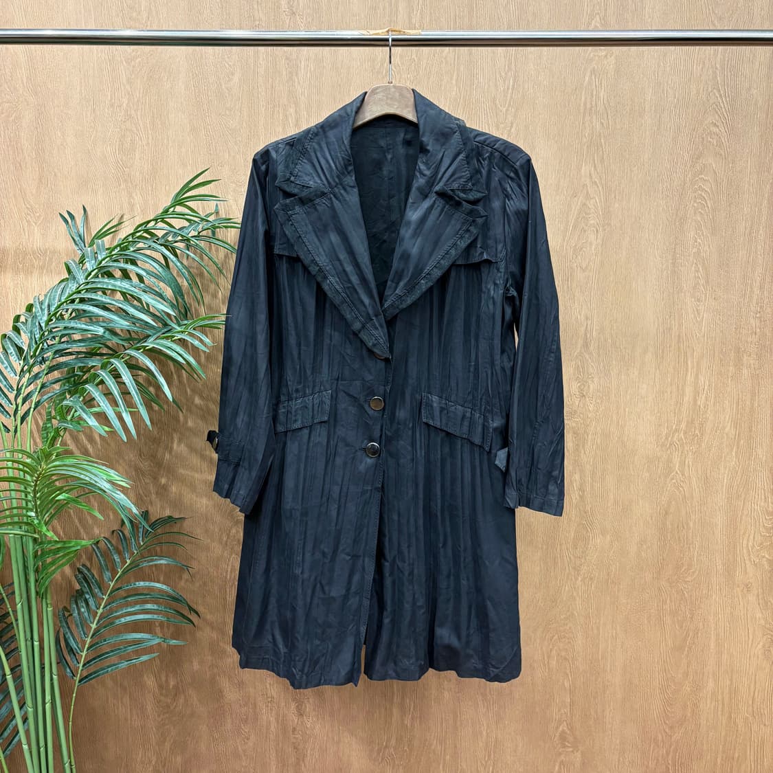 스피치오 싱글 코트 세로 플리츠 텍스처 소매 스트랩 포켓 디테일 블랙 상품이미지1