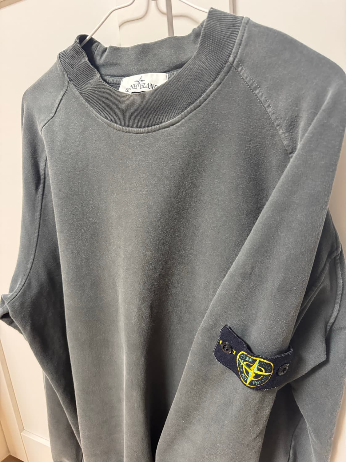 스톤아일랜드 차콜 맨투맨(정품택O) 상품이미지3