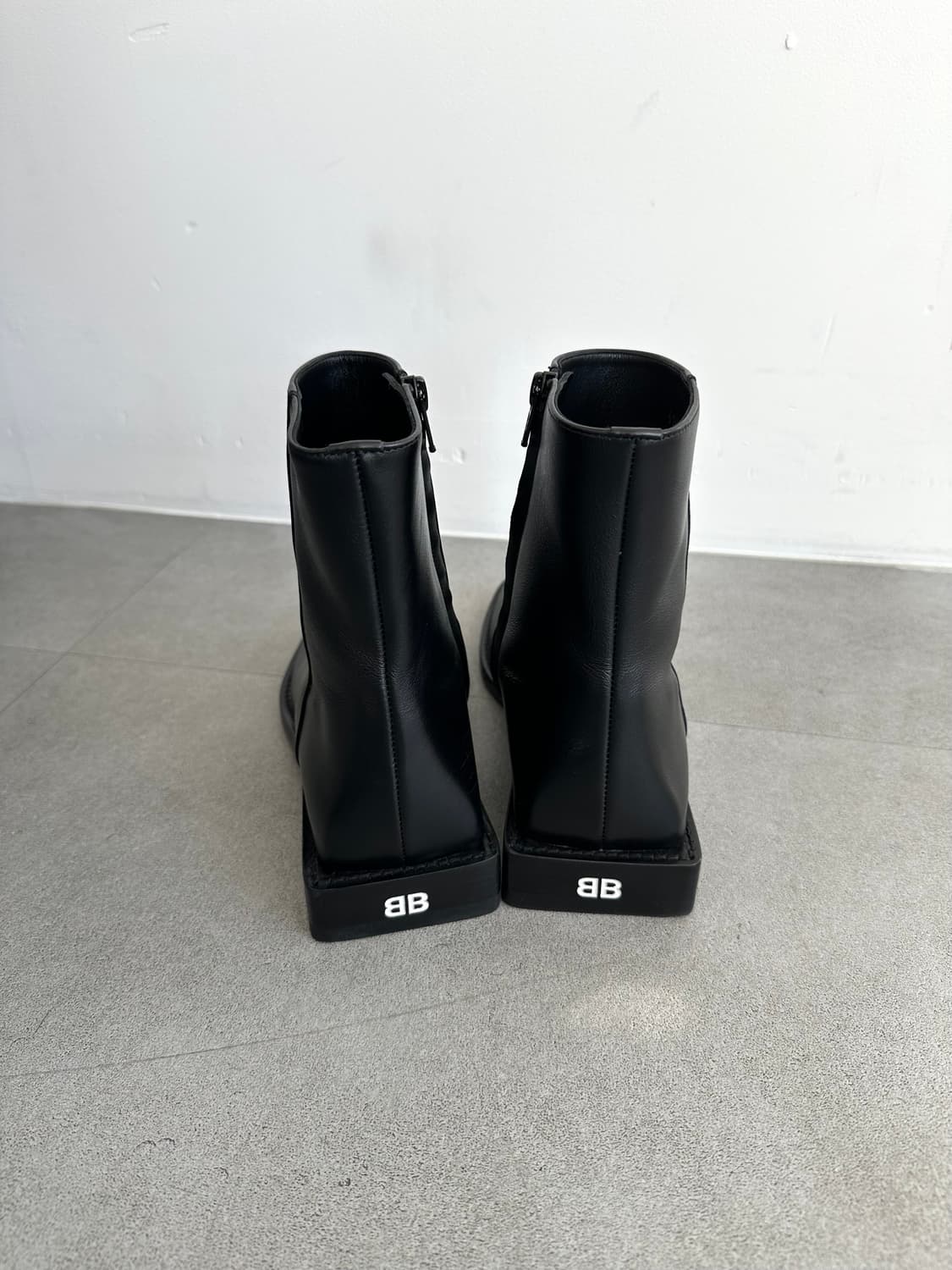 발렌시아가 블랙 카프스킨 림 부츠 상품이미지1