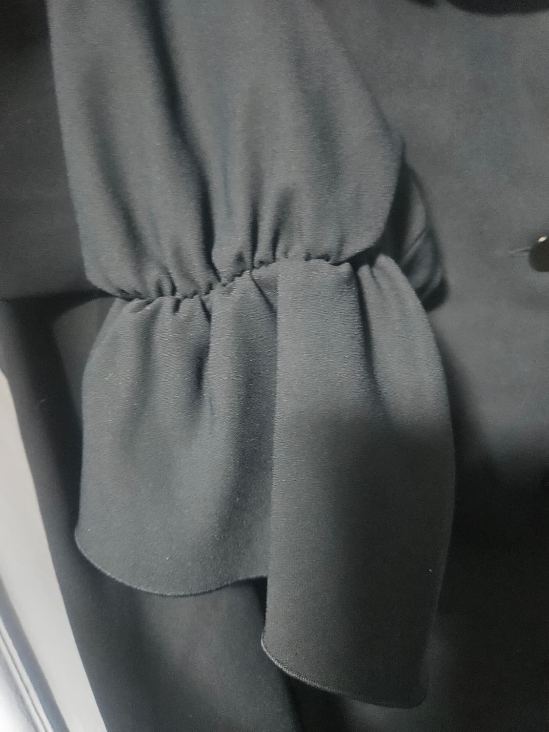 럭키슈에뜨 블랙 프릴 블라우스 상품이미지4