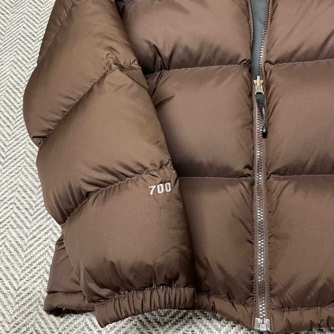 [M] 노스페이스 센터로고 무광 브라운 700 눕시 패딩 상품이미지5