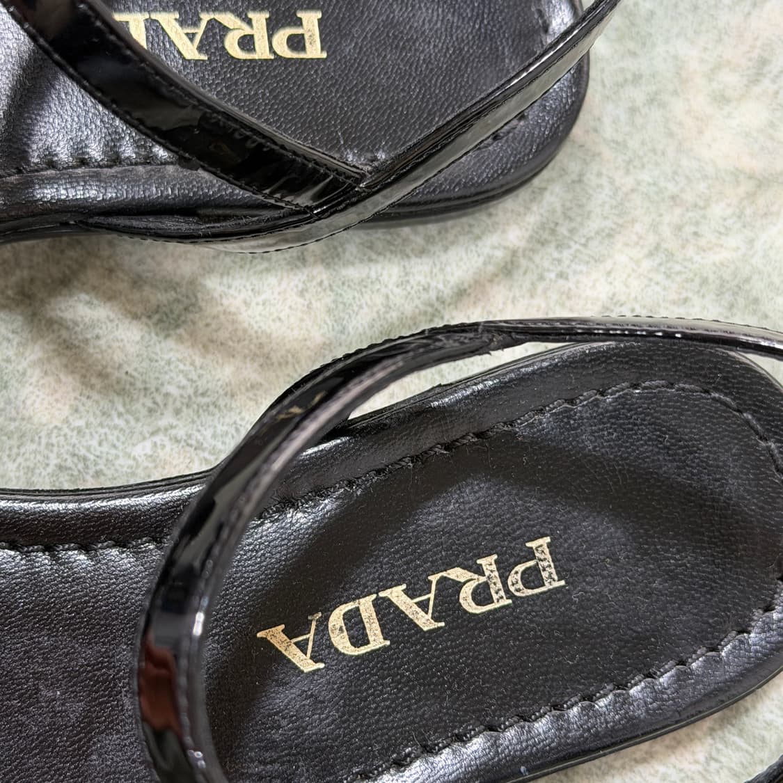 [240mm] PRADA 프라다 에나멜 샌들 상품이미지5