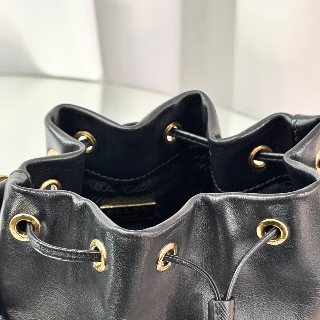 [정품] 프라다 삼각로고 듀엣 레더 버킷백 블랙 1BH038 상품이미지8