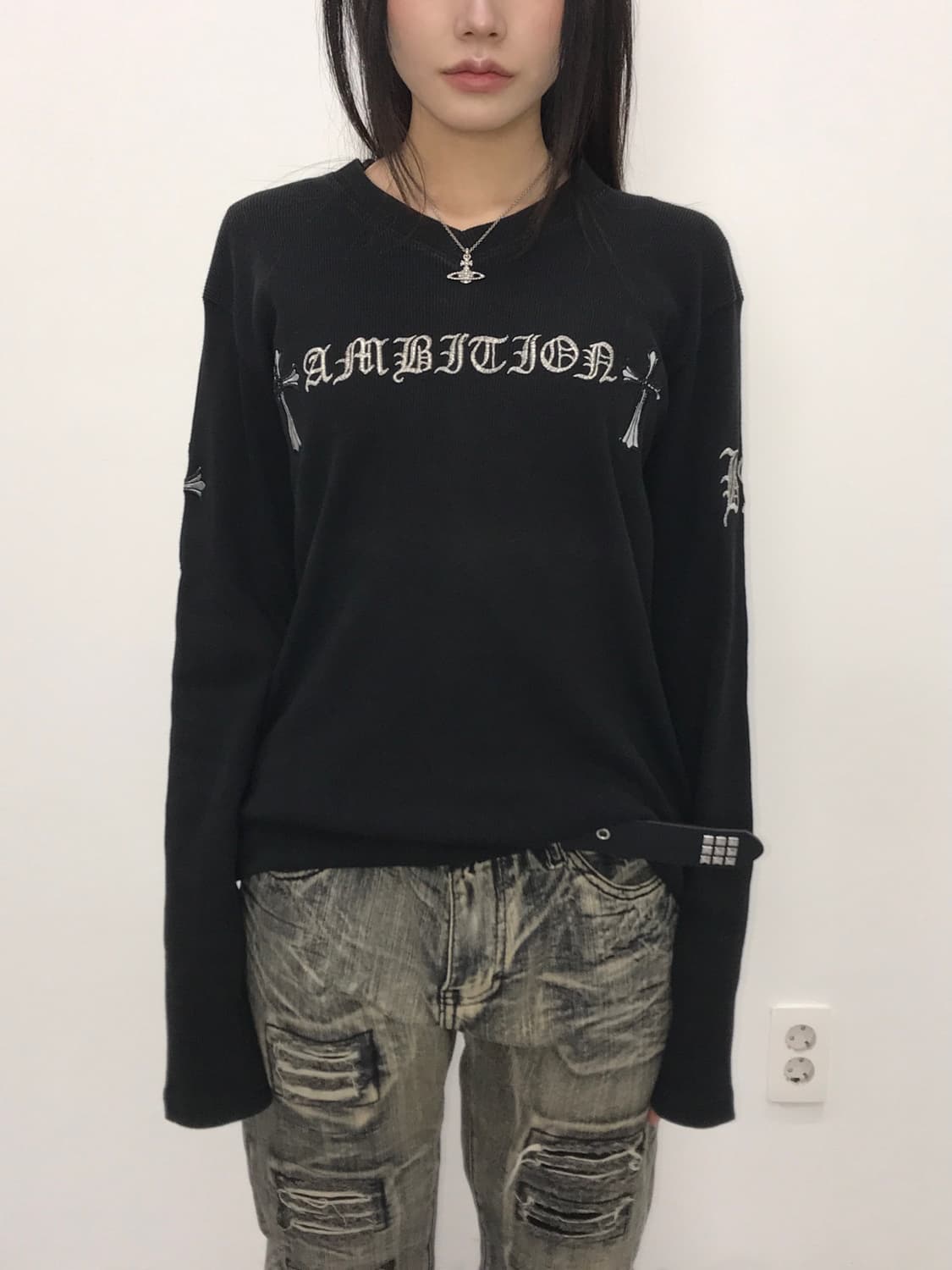 'AMBITION' Gothic Cross V-Neck Tee 상품이미지3