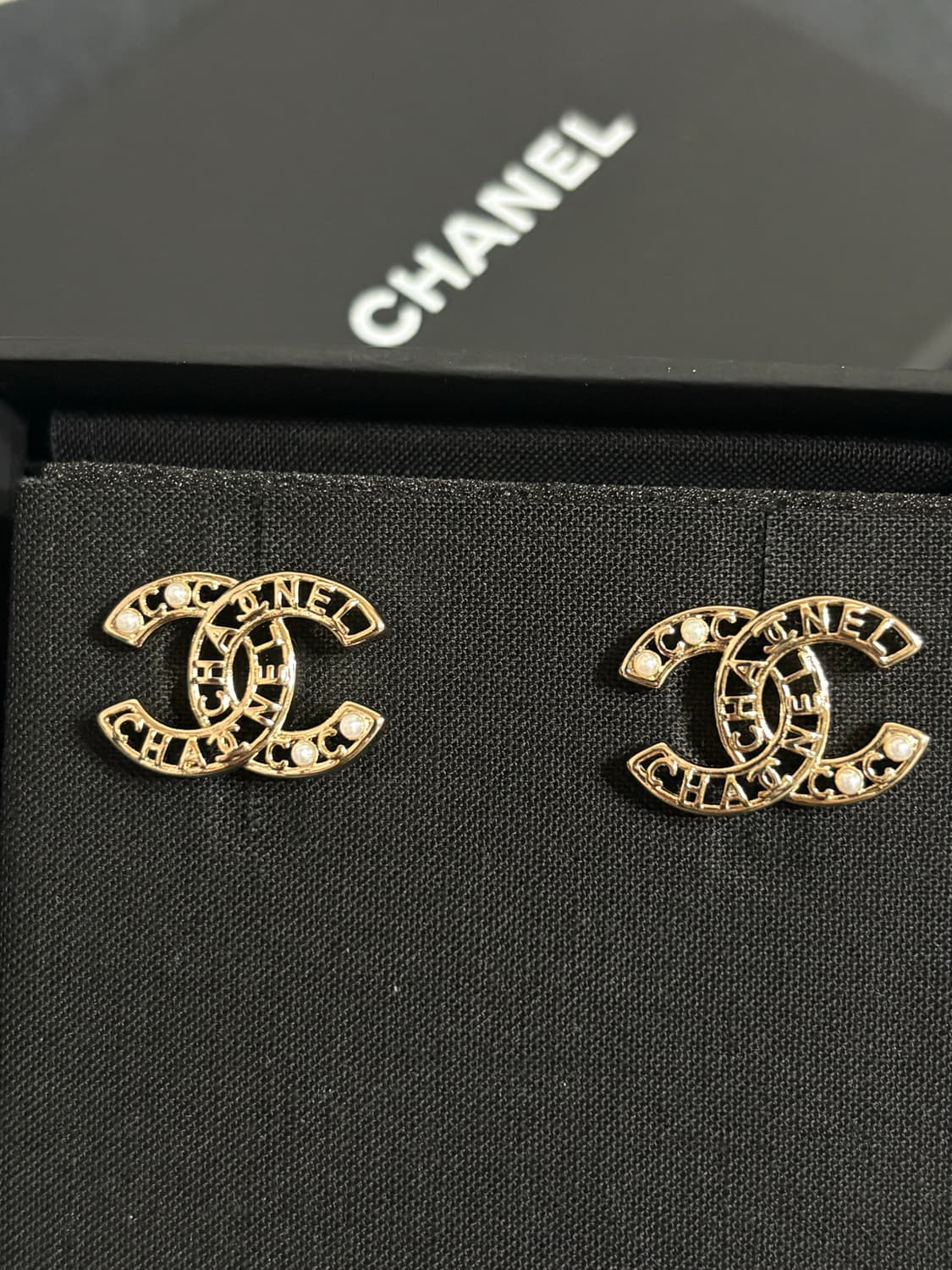 샤넬 정품 cc로고 업사이클링 레터링 골드 진주 귀걸이 상품이미지3